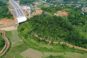 Phần lớn đoạn tuyến cao tốc Hữu Nghị - Chi Lăng vẫn dang dở dù triển khai thi công từ 2 năm qua.