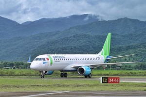 Một tàu bay phản lực Embraer của Bamboo Airways hạ cánh đón khách tại sân bay Điện Biên.