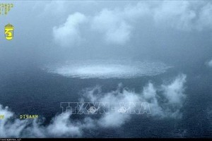 Khói bốc lên từ khu vực rò rỉ của hệ thống đường ống dẫn khí đốt Nord Stream 1 trên biển Baltic, gần đảo Bornholm (Đan Mạch). Ảnh: AFP/TTXVN