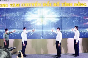 Lãnh đạo tỉnh Đồng Tháp thực hiện nghi thức khai trương Trung tâm Chuyển đổi số của tỉnh. Ảnh: Văn Khương