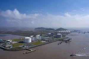 Một trạm lưu trữ LNG tại cảng nước sâu Yangshan, Thượng Hải, Trung Quốc. Ảnh: Bloomberg