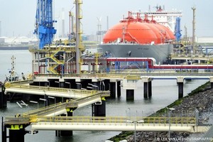 Một số nước châu Âu đang đẩy mạnh xây dựng các trạm chứa LNG để giảm phụ thuộc vào khí đốt của Nga. Ảnh: AFP