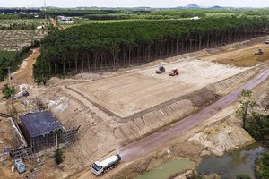 Điểm tích cực là năm nay cũng ghi nhận nhiều dự án đầu tư phát triển hệ thống kết cấu hạ tầng đồng bộ, hiện đại đã được triển khai quyết liệt