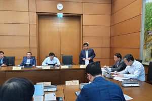 Bộ trưởng Bộ Kế hoạch và Đầu tư thảo luận tại Tổ 15, sáng 22/10