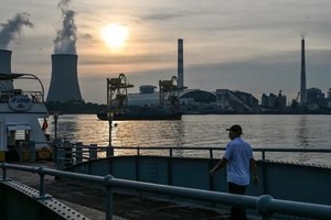 Nhập khẩu LNG của Trung Quốc giảm mạnh tới 59%. Ảnh: AFP