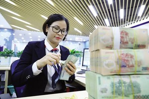 Trong giai đoạn này, rất cần sự chia sẻ lẫn nhau giữa ngân hàng, doanh nghiệp và cả người dân. Ảnh: Đức Thanh