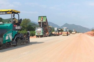 Thi công tại Dự án Xây dựng một số đoạn đường bộ cao tốc trên tuyến Bắc - Nam phía Đông, đoạn Cam Lộ - La Sơn. Ảnh: A.M