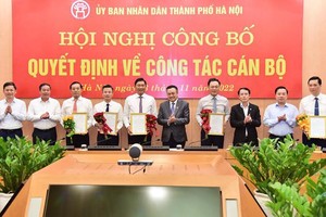 Chủ tịch UBND Thành phố Hà Nội Trần Sỹ Thanh và các đồng chí lãnh đạo UBND Thành phố Hà Nội tặng hoa chúc mừng các đồng chí nhận nhiệm vụ mới. (Ảnh: Viết Thành)