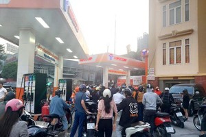 Tình trạng người dân phải xếp hàng dài chờ mua xăng tại Hà Nội những ngày qua.