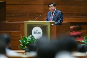 Bộ trưởng Nguyễn Chí Dũng trình bày Tờ trình về Dự án Luật Đấu thầu (sửa đổi) trong phiên làm việc sáng 7/11