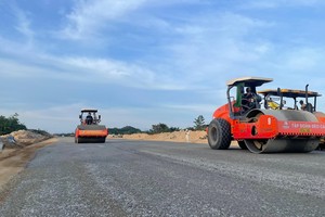Thi công cao tốc Bắc - Nam đoạn Cam Lâm - Vĩnh Hảo.