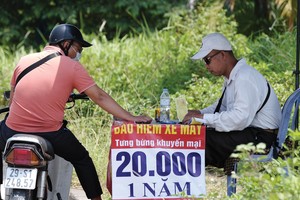 Nhiều người cho rằng, sản phẩm bảo hiểm bắt buộc với xe máy chỉ mang lại lợi ích cho các công ty bảo hiểm