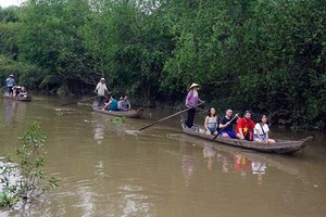 Du lịch sinh thái sông nước miệt vườn là sản phẩm du lịch đặc trưng, hấp dẫn của tỉnh Vĩnh Long. Ảnh: Huỳnh Biển