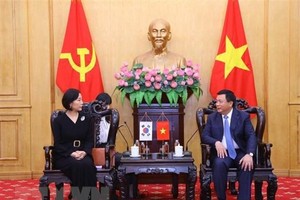 Giám đốc Học viện Chính trị quốc gia Hồ Chí Minh Nguyễn Xuân Thắng tiếp Đại sứ Hàn Quốc tại Việt Nam Oh Young-ju. (Ảnh: Văn Điệp/TTXVN)