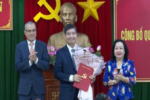 Tỉnh ủy Phú Yên tặng hoa chúc mừng ông Tạ Anh Tuấn (đứng giữa) giữ chức Phó bí thư Tỉnh ủy Phú Yên.