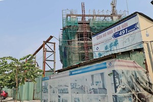 Tại TP.HCM, dự án nhà ở xã hội giá rẻ gặp muôn vàn khó khăn, trong khi nhà ở thương mại cao cấp và “siêu cao cấp” thì… ở đâu cũng thấy