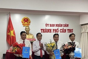 Phó Chủ tịch UBND TP. Cần Thơ Nguyễn Văn Hồng trao các Quyết định bổ nhiệm cán bộ. Ảnh: Thùy Trang