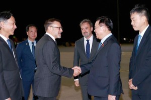 Tối 29/11, giờ địa phương, Chủ tịch Quốc hội Vương Đình Huệ đã đến sân bay quân sự Canberra, Thủ đô Canberra, Australia - (Ảnh Doãn Tấn/TTXVN) 