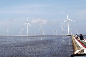 Trong khi mảng sản xuất - kinh doanh điện của EVN gặp khó khăn, thì rất nhiều nhà đầu tư năng lượng tái tạo đổ xô vào làm điện. Ảnh: Đ.T 