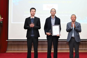Ông Nguyễn Thành Hưng – Chủ tịch Hiệp hội An toàn thông tin Việt Nam – trao chứng nhận cho HPT