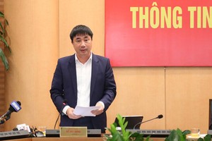 Phó Giám đốc Sở Xây dựng Hà Nội Mạc Đình Minh trả lời các câu hỏi của báo chí.