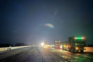 Thi công thảm bê tông nhựa cao tốc Bắc - Nam đoạn Mai Sơn - Quốc lộ 45.