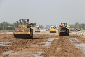 Nhiều gói thầu tại Dự án xây dựng đường cao tốc Bến Lức - Long Thành đã thi công trở lại sau 2 năm thiếu vốn.