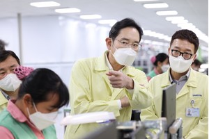 SamSung hiện là nhà đầu tư nước ngoài lớn nhất tại Việt Nam hiện nay - Trong ảnh là Chủ tịch Tập đoàn Samsung Jay Y. Lee đang đi thăm nhà máy của Samsung Việt Nam, nhân chuyến viếng thăm Việt Nam cách đây ít ngày