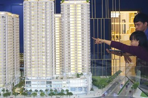 Giá nhà ở không những không giảm, mà còn tăng lên. Ảnh: Dũng Minh 