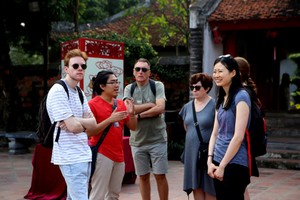 Du khách quốc tế tham quan Văn Miếu - Quốc Tử Giám. (Ảnh: Hồng Hạnh)