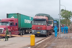 Hàng nông sản, thủy sản xuất khẩu sang Trung Quốc qua lối mở cầu phao tạm Km3+4 Hải Yên trong ngày đầu năm mới. Ảnh: Hữu Việt.
