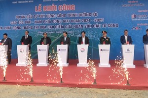 Thủ tướng Phạm Minh Chính và các đại biểu thực hiện nghi thức khởi công Dự án.