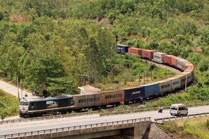 Một đoàn tàu chở container trên tuyến đường sắt Bắc - Nam của Tổng công ty Đường sắt Việt Nam. 