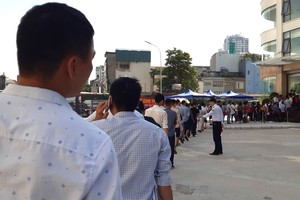 Xếp hàng mua nhà ở xã hội tại dự án NHS Phương Canh, Hà Nội.Ảnh: Thành Nguyễn 