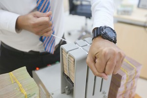 Ngành ngân hàng tiếp tục tập trung kiểm soát chất lượng tín dụng trong bối cảnh rủi ro nợ xấu vẫn ở mức cao. Ảnh: Dũng Minh 