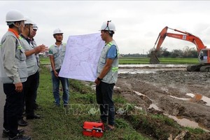 Các đơn vị thi công và tư vấn giám sát luôn có mặt trên công trường để theo dõi tiến độ và chất lượng công trình. Ảnh: Xuân Triệu/TTXVN 