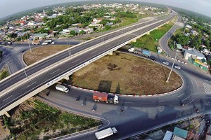 Nút giao cao tốc TP.HCM - Long Thành - Dầu Giây với Quốc lộ 51 là điểm khởi đầu của cao tốc Dầu Giây - Tân Phú.