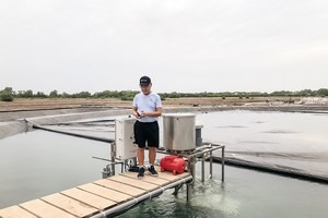 TS. Nguyễn Thanh Mỹ tại trang trại nuôi tôm theo mô thức Tomgoxy của RYNAN Technologies