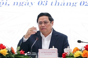 Thủ tướng dành nhiều thời gian phân tích 5 vấn đề liên quan tới điện gồm nguồn điện, tải điện, phân phối điện, sử dụng điện và giá điện và đề nghị Bộ Công Thương phải suy nghĩ thấu đáo vấn đề giá điện theo tinh thần lợi ích hài hoà, khó khăn và rủi ro chia sẻ giữa Nhà nước, doanh nghiệp và người dân - Ảnh: VGP