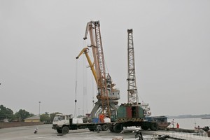 Hoạt động bốc xếp hàng hoá tại khu vực cảng Vật Cách, TP Hải Phòng. Ảnh: Hải Ngân.