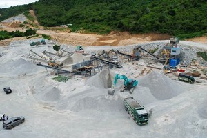 Việc tìm kiếm đủ các loại vật liệu thông thường như đá, đất đắp, cát... đang là thách thức lớn đối với các chủ dự án đường cao tốc.