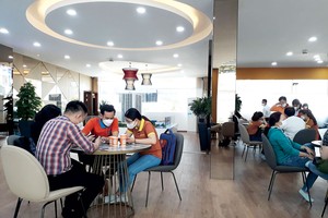 Khách hàng tìm hiểu sản phẩm tại dự án Lagi Central, Bình Dương. Ảnh: Việt Dũng 