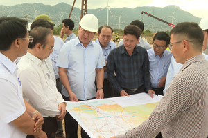 Ông Trần Quốc Nam, Chủ tịch UBND tỉnh Ninh Thuận trong lần kiểm tra tiến độ triển khai Dự án đường nối cao tốc Bắc – Nam với Quốc lộ 1A và Cảng biển tổng hợp Cà Ná. Nguồn: NTV