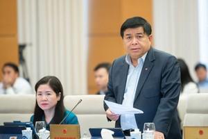 Bộ trưởng Bộ Kế hoạch và Đầu tư Nguyễn Chí Dũng báo cáo tại phiên họp.