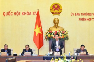 Chủ tịch Quốc hội Vương Đình Huệ điều hành phiên thảo luận.