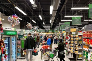 Khách hàng mua sắm tại một siêu thị ở Nashville, Tennessee, Mỹ. (Ảnh: AFP/TTXVN)