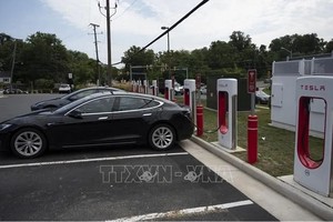 Xe điện của Tesla tại một trạm sạc điện ở Arlington, bang Virginia (Mỹ). Ảnh: AFP/TTXVN