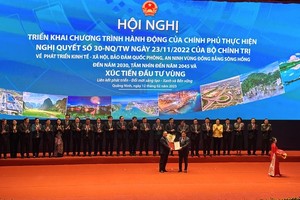 Chủ tịch UBND tỉnh Thái Bình Nguyễn Khắc Thận trao giấy chứng nhận đăng ký đầu tư cho Công ty TNHH Compal Electronics (Việt Nam)