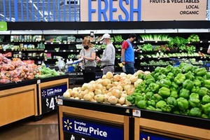 Người tiêu dùng mua sắm tại một cửa hàng ở thành phố Rosemead, bang California, Mỹ. Ảnh: AFP 