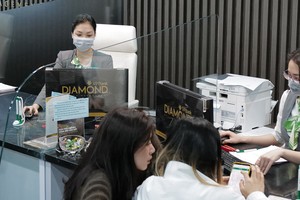 Thu nhập phí từ dịch vụ thanh toán và bancassurance tại nhiều ngân hàng tiếp tục khả quan